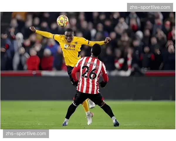 莫利纽球场球迷抗议瞬间,狼队球迷打出标语不满球队近期低迷表现 莫利纽球场球迷抗议瞬间,狼队球迷打出标语不满球队近期低迷表现